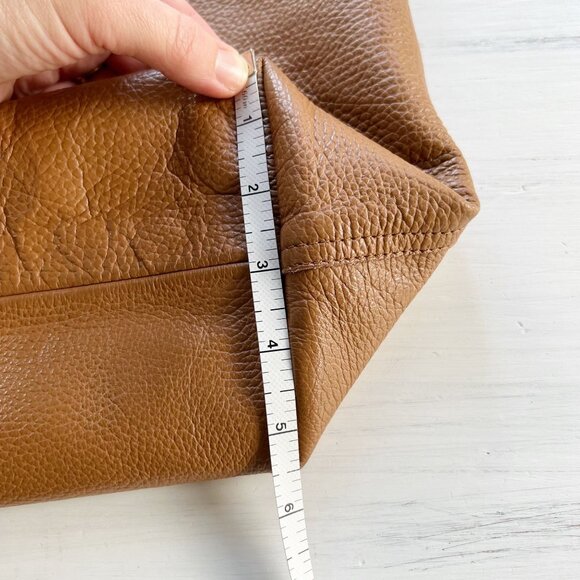 Cuyana Classic Leather Tote in Caramel - Picture 11 of 12